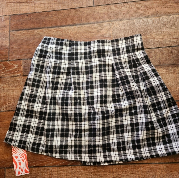 Romwe small skirt. Never worn/has tags still on. Decorative belts. - Picture 3 of 3